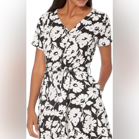 Amazon Essentials Women's Short-Sleeve Midi Button Front Tie Dress Black… - Picture 4 of 4